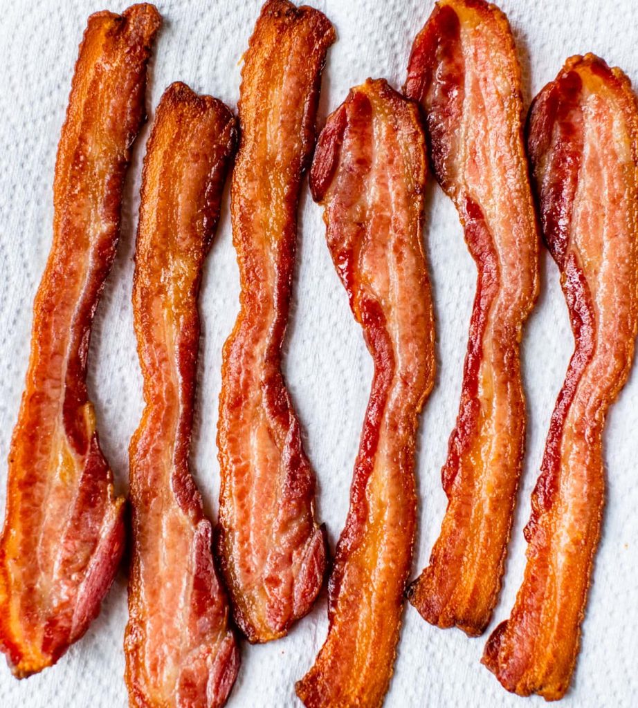 Cooked bacon on paper towel